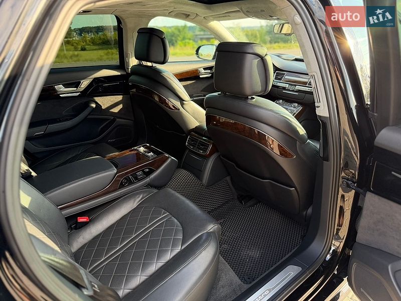 Седан Audi A8 2015 в Львові