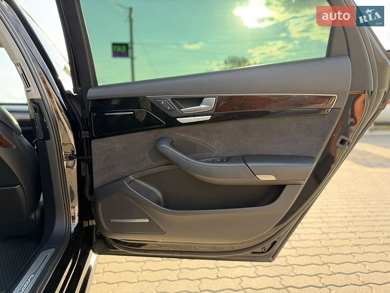 Седан Audi A8 2015 в Львові