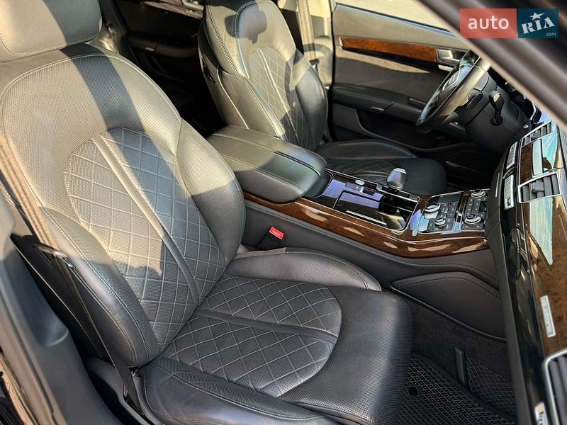 Седан Audi A8 2015 в Львові