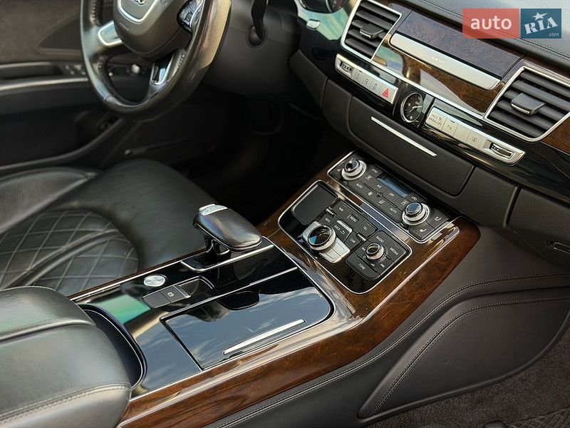 Седан Audi A8 2015 в Львові
