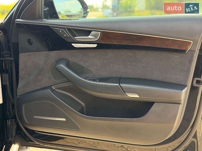 Седан Audi A8 2015 в Львові
