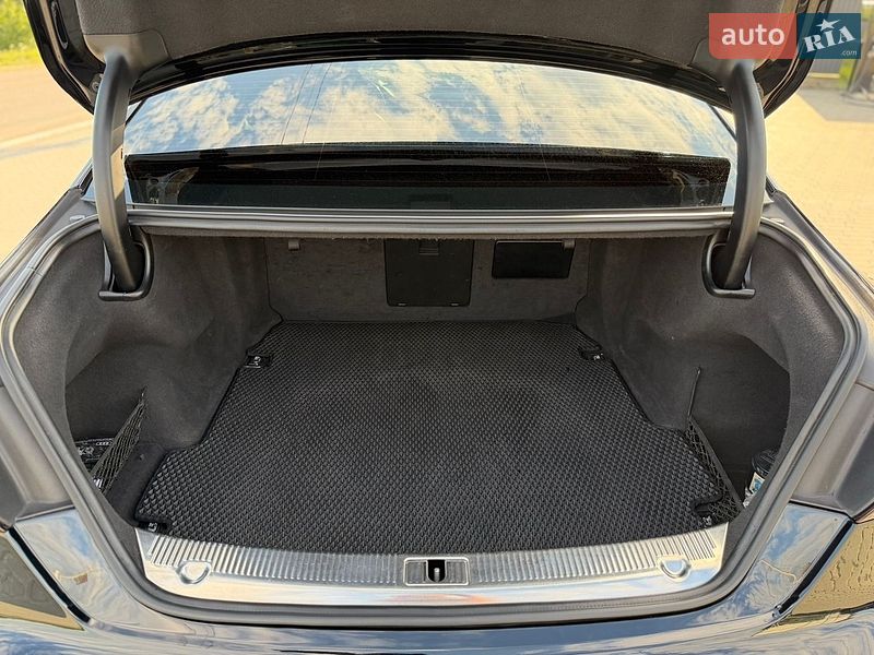 Седан Audi A8 2015 в Львові