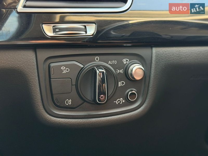 Седан Audi A8 2015 в Львові