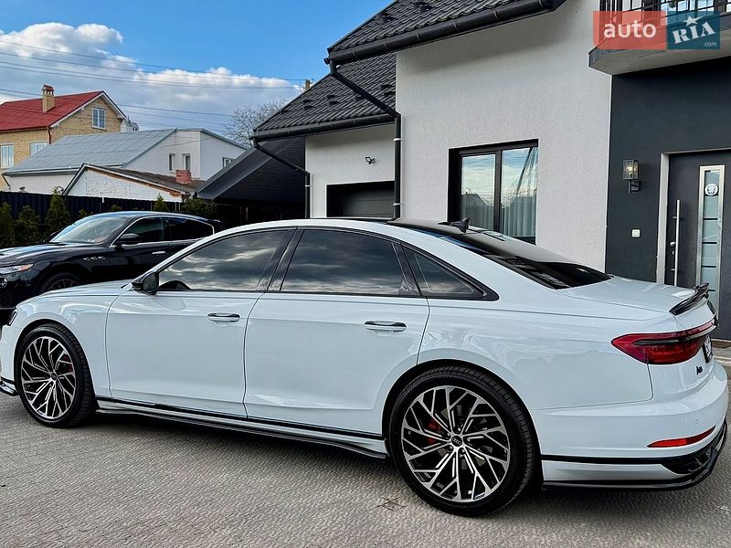 Седан Audi A8 2018 в Львові