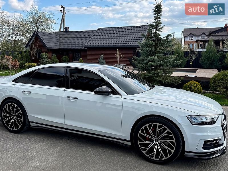 Седан Audi A8 2018 в Львові