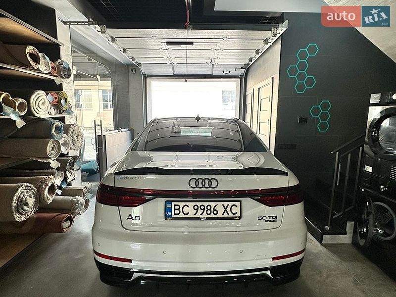 Седан Audi A8 2018 в Львові