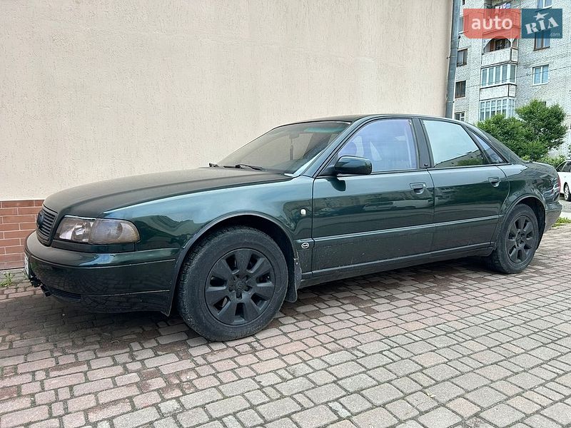 Седан Audi A8 1996 в Долині
