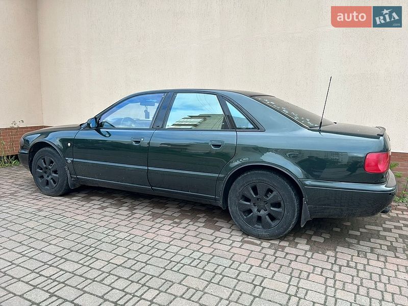 Седан Audi A8 1996 в Долині