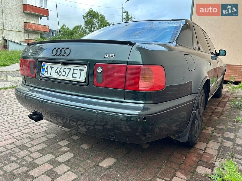 Седан Audi A8 1996 в Долині