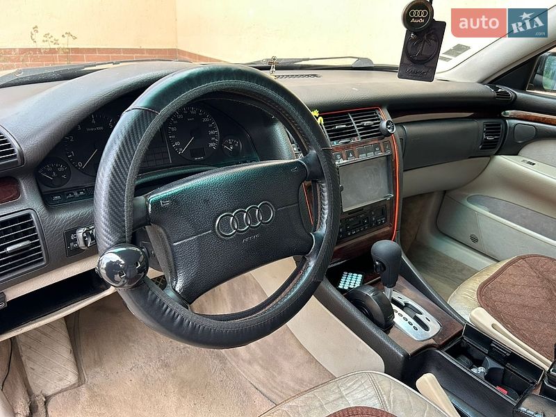 Седан Audi A8 1996 в Долині
