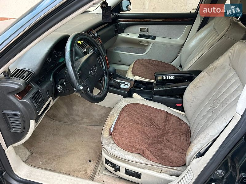 Седан Audi A8 1996 в Долині