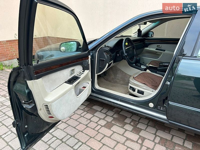 Седан Audi A8 1996 в Долині