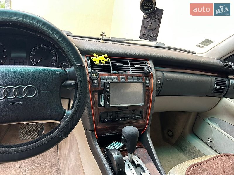 Седан Audi A8 1996 в Долині