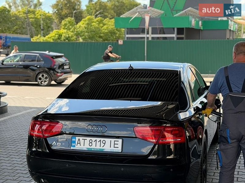 Седан Audi A8 2012 в Чернівцях