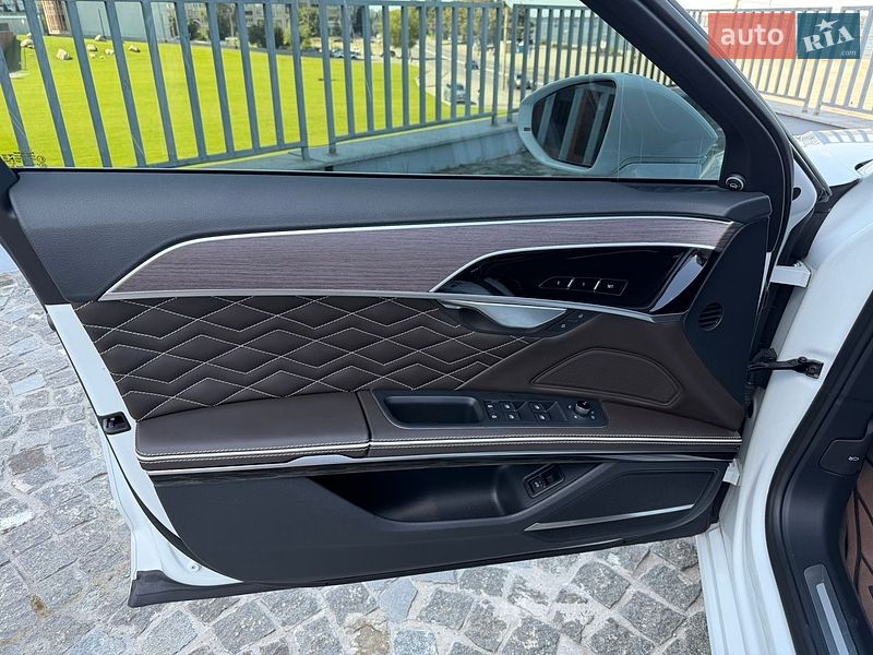 Седан Audi A8 2020 в Дніпрі