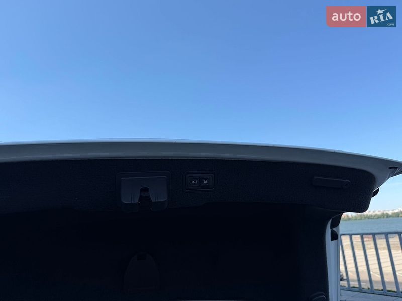 Седан Audi A8 2020 в Дніпрі