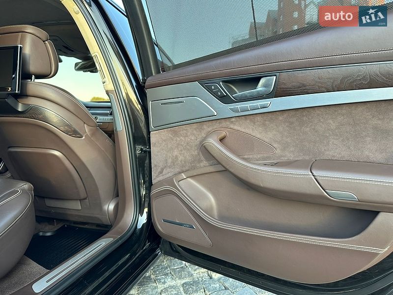 Седан Audi A8 2013 в Днепре