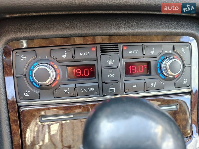 Седан Audi A8 2009 в Долине
