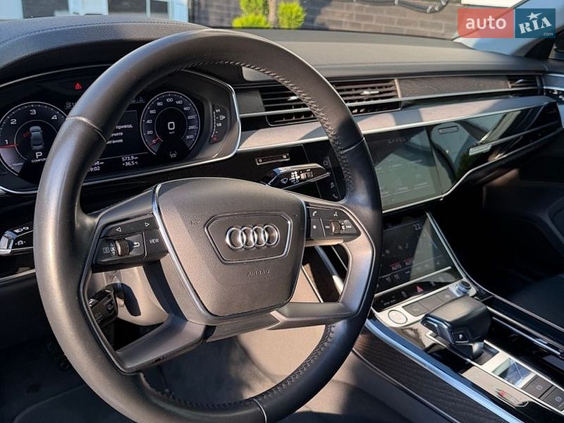 Седан Audi A8 2018 в Іршаві