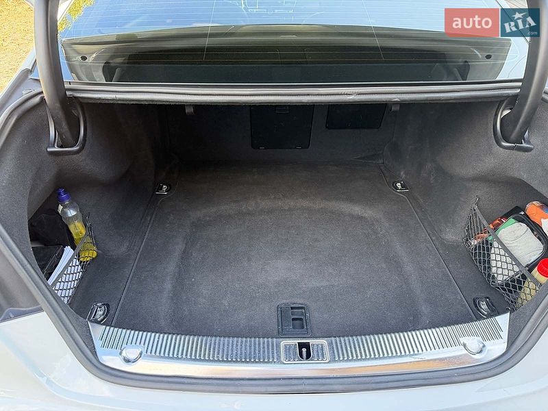 Седан Audi A8 2016 в Києві