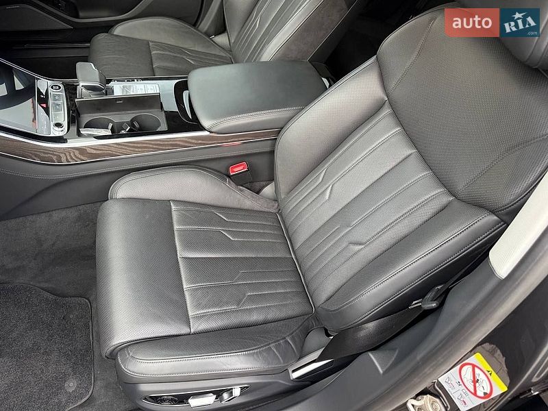 Седан Audi A8 2023 в Києві