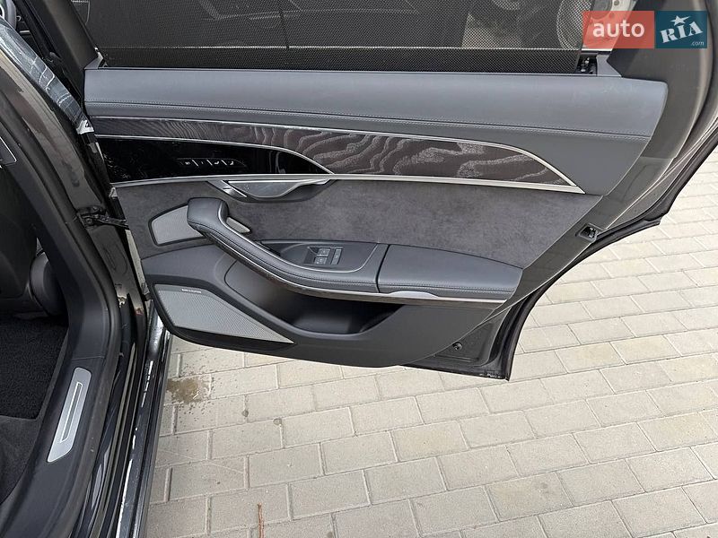 Седан Audi A8 2023 в Києві