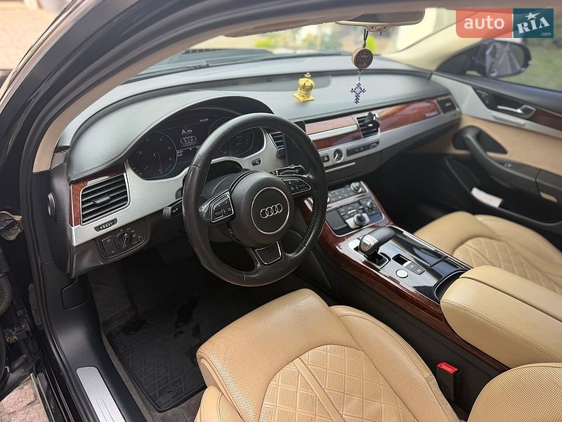 Седан Audi A8 2010 в Мукачево