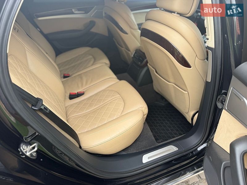 Седан Audi A8 2010 в Мукачево