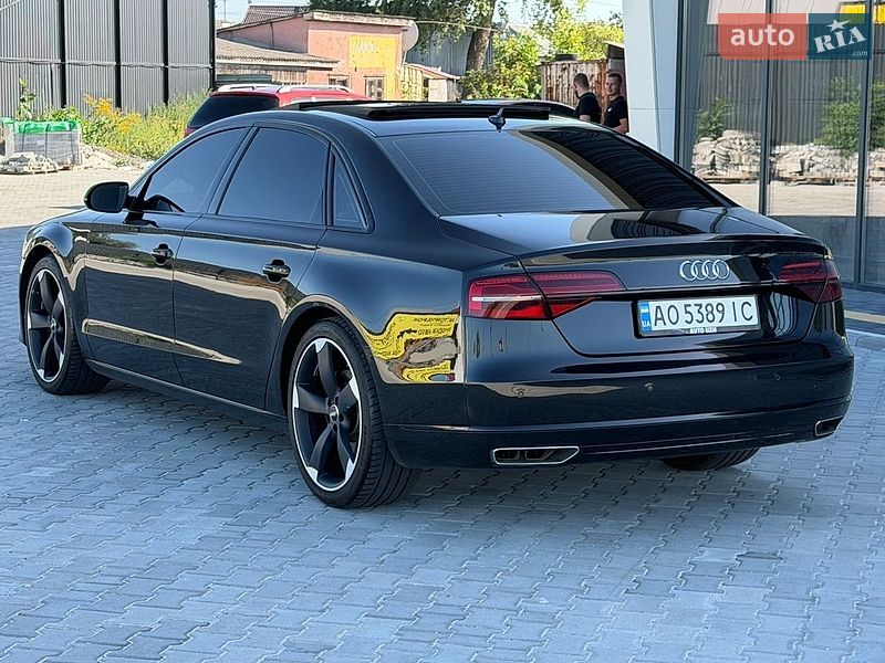 Седан Audi A8 2015 в Ужгороді