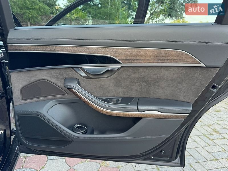 Седан Audi A8 2018 в Дніпрі