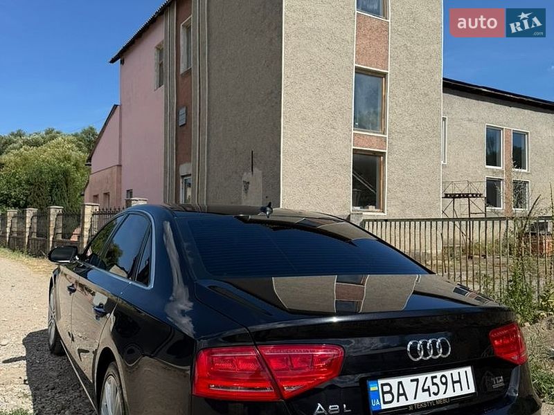 Седан Audi A8 2013 в Надворной