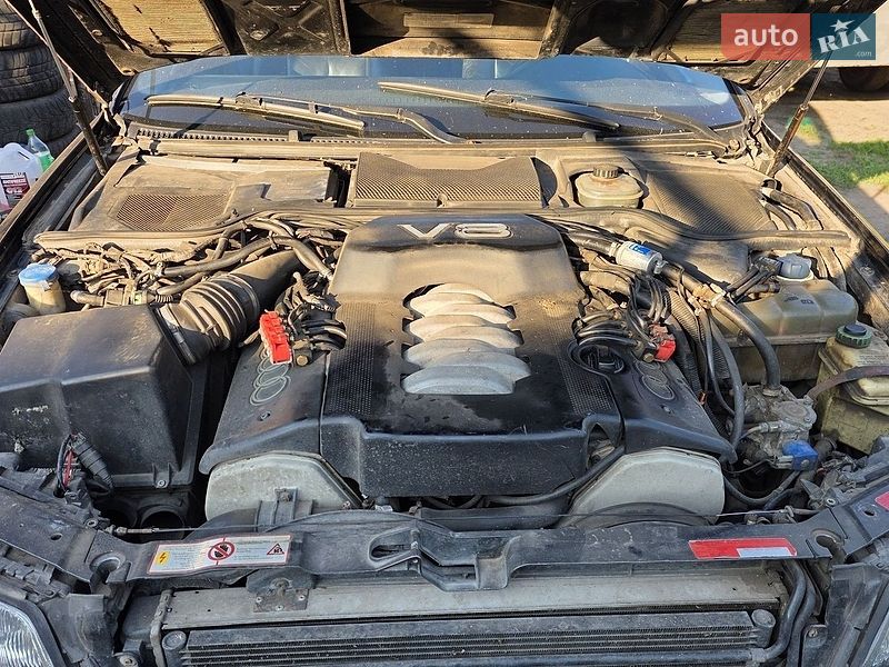 Седан Audi A8 1998 в Краснограді
