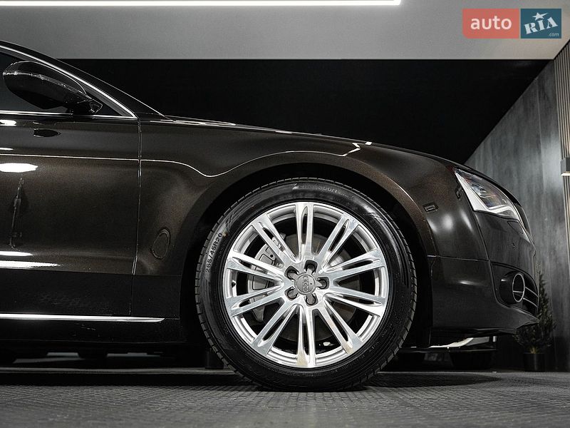 Седан Audi A8 2013 в Одесі