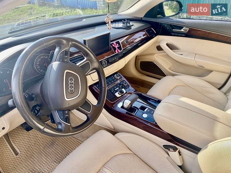 Седан Audi A8 2010 в Глобиному