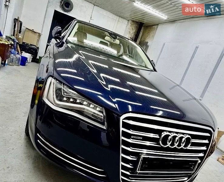 Седан Audi A8 2010 в Глобиному