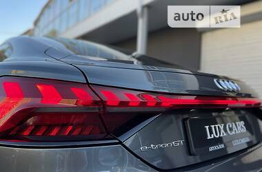 Лифтбек Audi e-tron GT 2022 в 