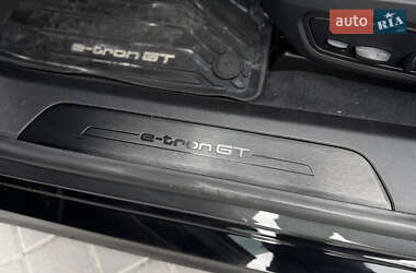 Лифтбек Audi e-tron GT 2022 в 
