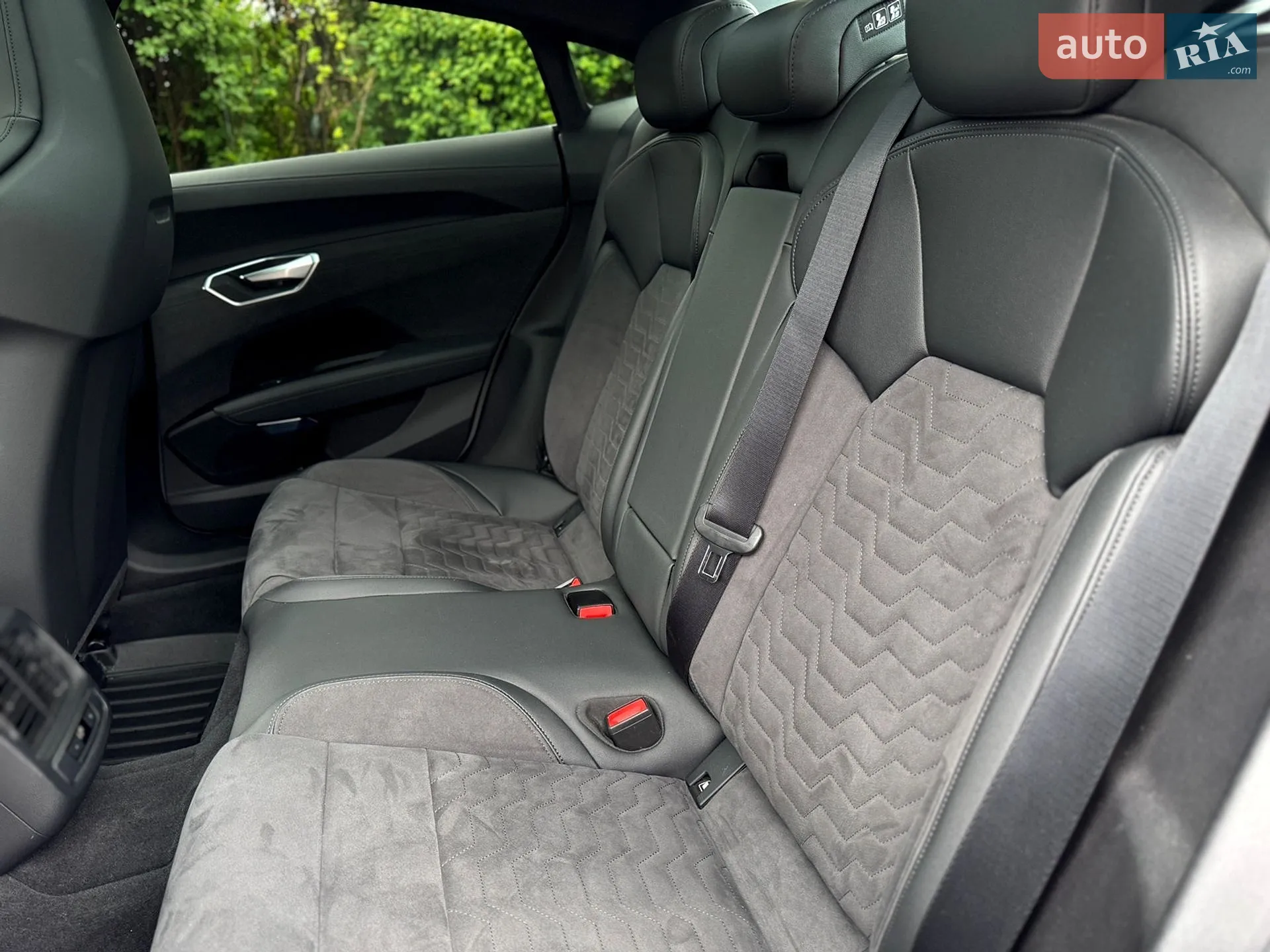 2021 Audi e-tron GT - мініатюра 23