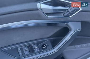 Позашляховик / Кросовер Audi e-tron S 2022 в 