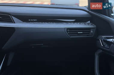 Позашляховик / Кросовер Audi e-tron S 2022 в 