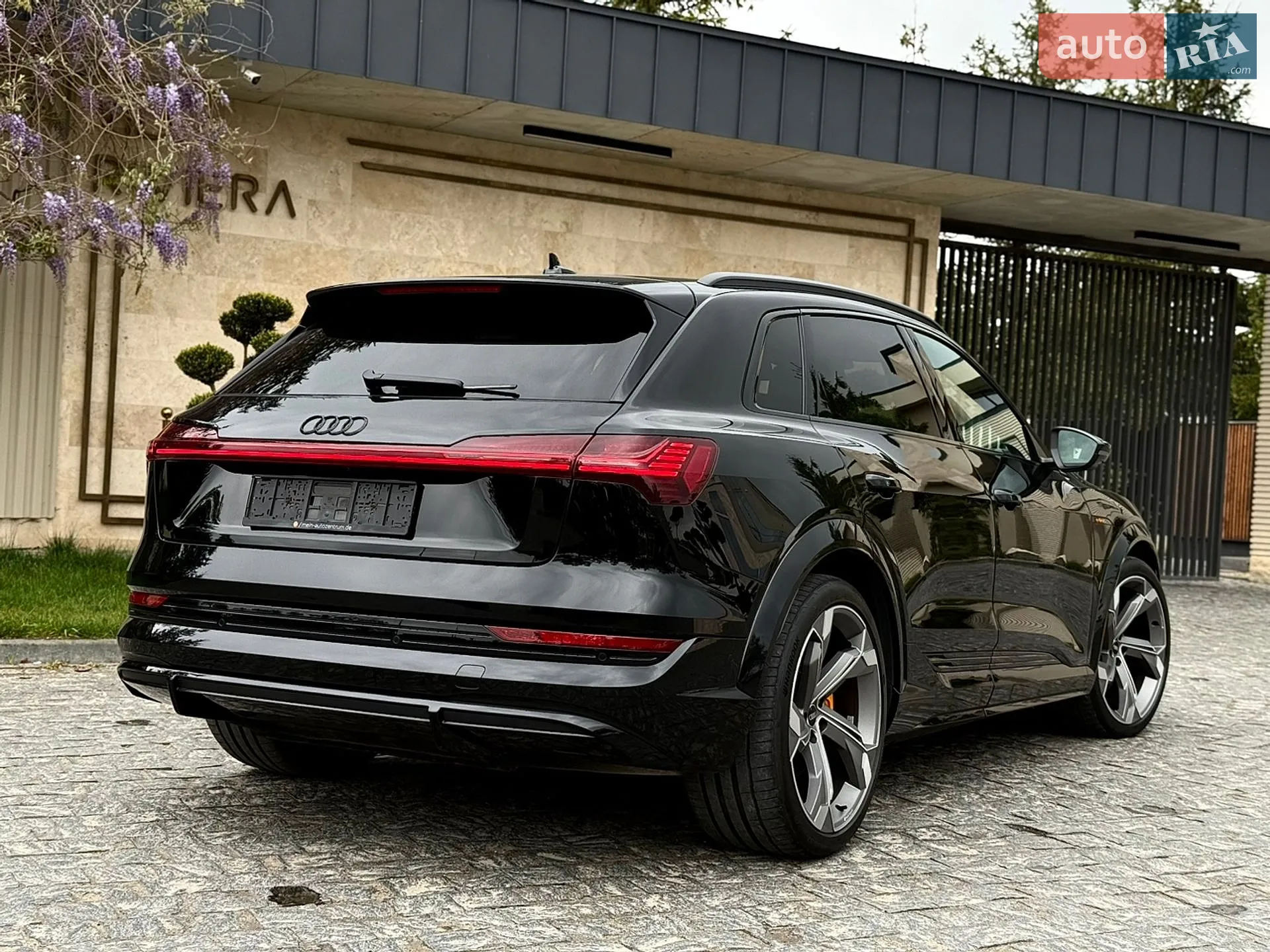 2022 Audi e-tron S - мініатюра 21