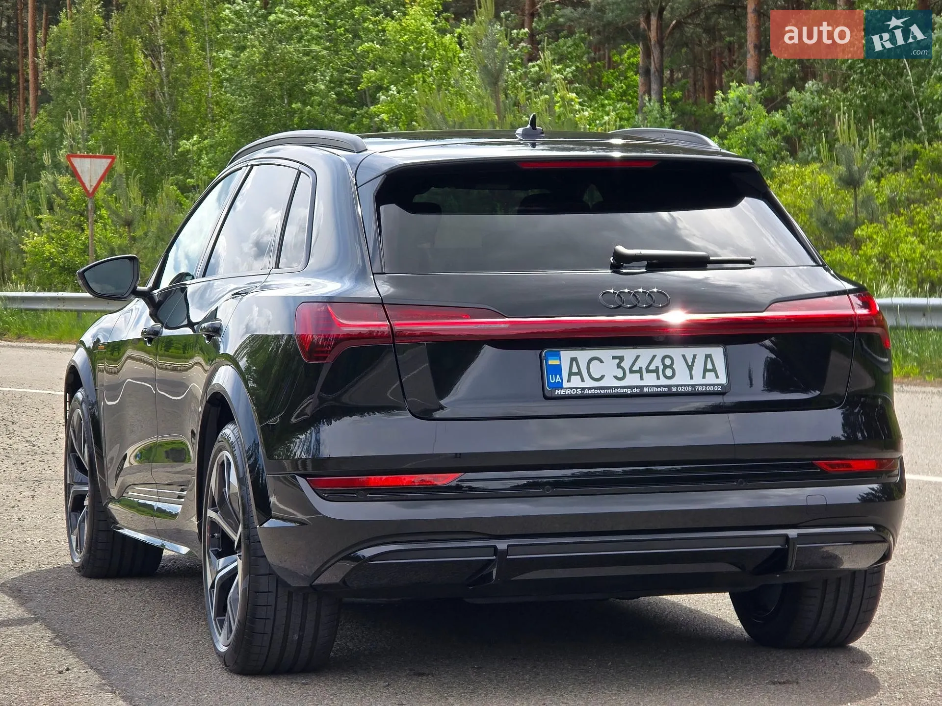 2022 Audi e-tron S - мініатюра 8
