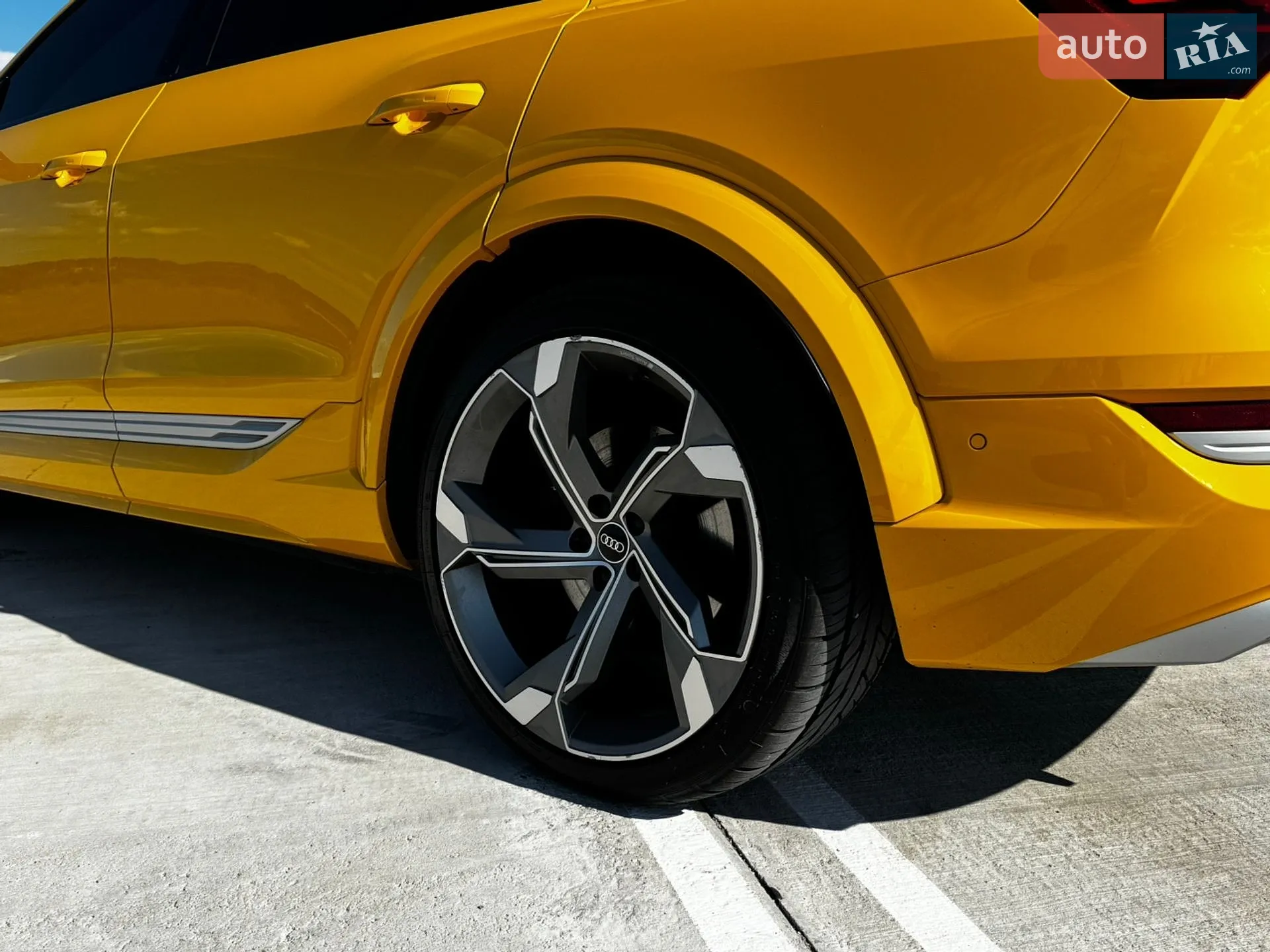 2022 Audi e-tron S - мініатюра 8