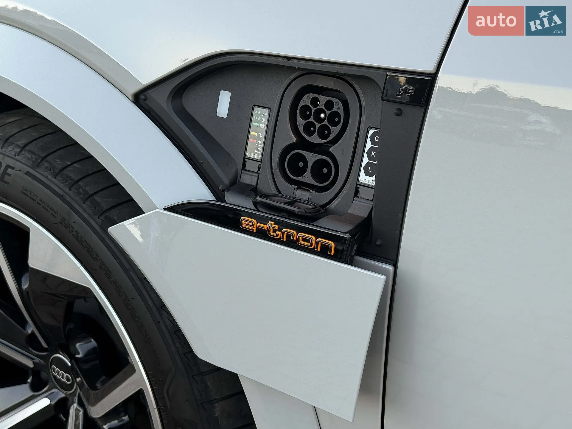 2022 Audi e-tron S - мініатюра 24