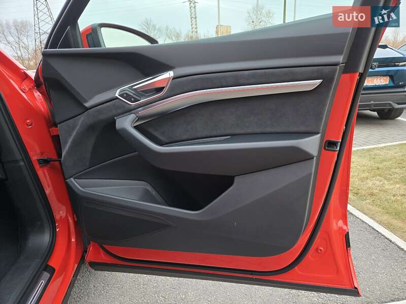 Позашляховик / Кросовер Audi e-tron Sportback 2021 в Києві
