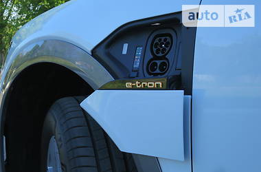 Позашляховик / Кросовер Audi e-tron 2019 в 