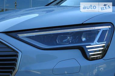 Позашляховик / Кросовер Audi e-tron 2019 в 
