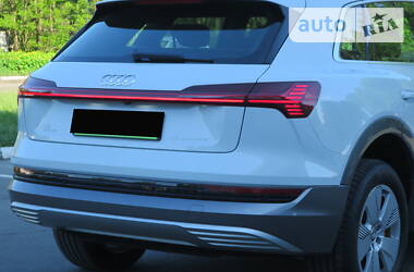 Позашляховик / Кросовер Audi e-tron 2019 в 