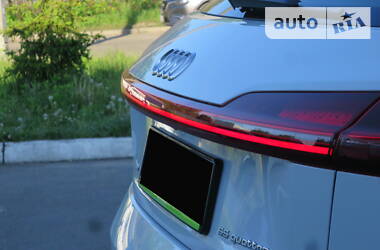 Позашляховик / Кросовер Audi e-tron 2019 в 