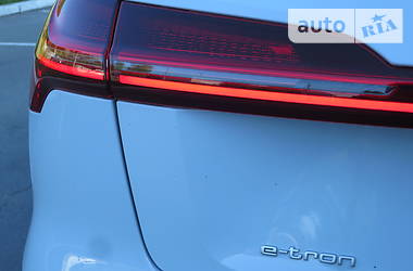 Позашляховик / Кросовер Audi e-tron 2019 в 